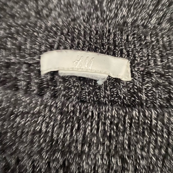 SMALL H&M BLACK AND WHITE LONG SLEEVE TOP WITH SMALL SLITS - Picture 2 of 5